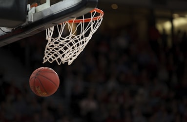 NBA季后赛湖人队与勇士队球员篮下激烈对抗瞬间